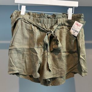 Jack by BB Dakota Olive Green Shorts. Sz large. Tie belt. Cargo style. Brand new